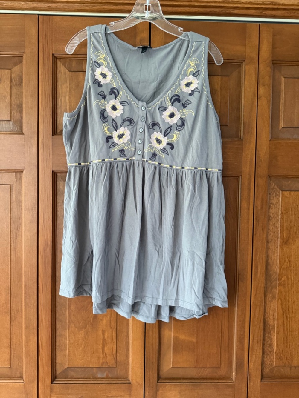 Sleeveless Embroidered V-Neck Tank Top - Gray Blue
